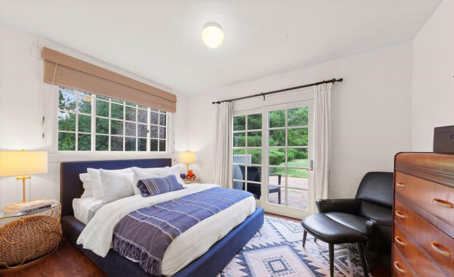 Hầu hết phòng ngủ phụ thoáng mát được dùng để đón tiếp bạn bè đều được bố trí tại tầng 1 căn biệt thự.