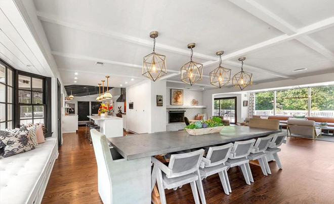 Không gian ăn uống nhỏ nhắn được bài trí tinh tế với bàn đá cẩm thạch cùng những chiếc đèn cầu kỳ. Gần đó còn có một quầy bar thu nhỏ.