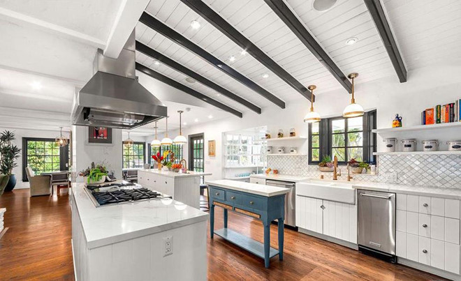 Nhà bếp hiện đại với trang thiết bị cao cấp nhưng mang những đường nét truyền thống kiểu trang trại ở miền đồng quê nước Mỹ.