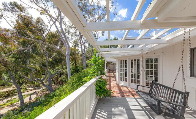 Nằm giữa hàng cây rậm rạp, căn biệt thự mang vẻ thanh bình, được chia thành 2 ngôi nhà để ở và để tiếp đón khách đến chơi. Biệt thự có tổng diện tích hơn 630 m2 với 5 phòng ngủ cùng 5 phòng tắm.