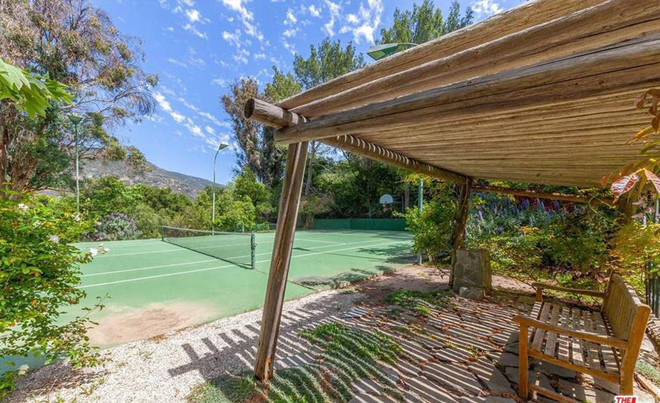 Ngoài hồ bơi và khu vực spa ngoài trời, bên trong khuôn viên biệt thự còn có sân tennis, thích hợp cho việc luyện tập thể thao.