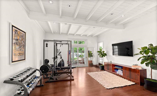 Phòng gym trong nhà được trang bị đầy đủ các trang thiết bị tập luyện hiện đại.