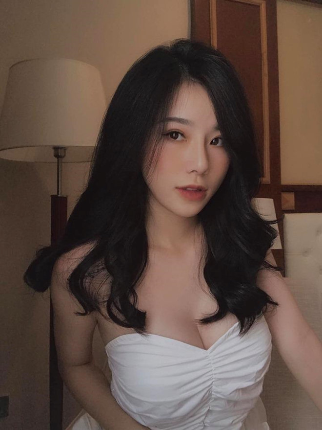 "Với từng ấy công việc, từ diễn xuất, dẫn chương trình cho tới ca hát, mình nghĩ thu nhập hiện tại chưa xứng đáng", Minh Anh chia sẻ về lý do chưa muốn tiết lộ số tiền kiếm được mỗi tháng.