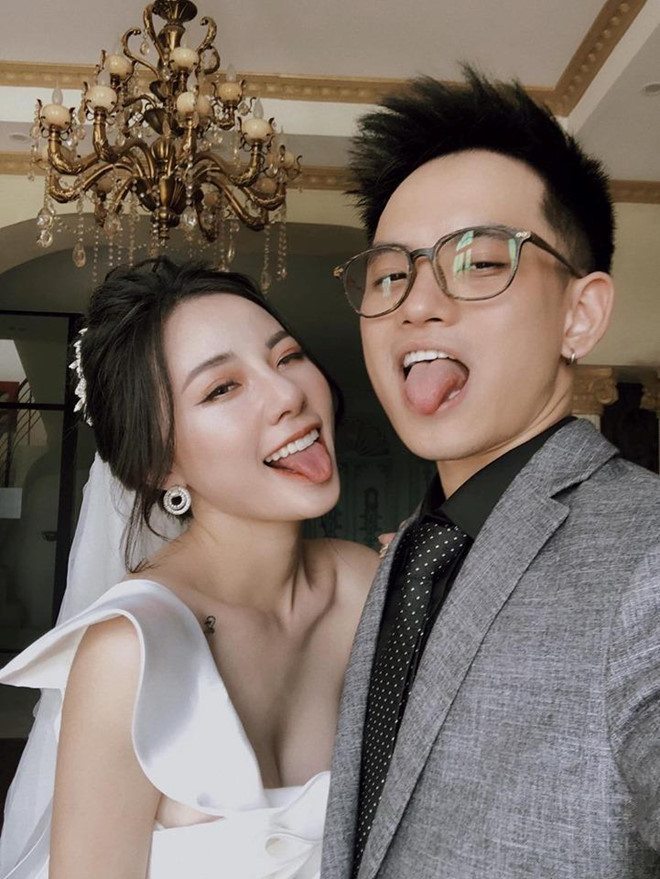 Chuyện tình cảm của Minh Anh cũng nhận được nhiều sự chú ý của dân mạng. Bạn trai cô là gương mặt khá nổi tiếng trong giới trẻ - DJ Max Benderz (tên thật: Nguyễn Mạnh, sinh năm 1992). Cả hai quen nhau sau một talk show do Minh Anh là MC, Max làm khách mời. "Bạn trai mình rất trưởng thành, luôn yêu chiều, bảo vệ mình. Sau này thế nào không ai biết nhưng hiện tại mình rất hạnh phúc", 9X chia sẻ.