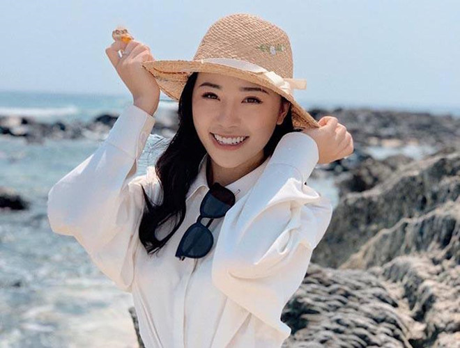 Hiện Minh Anh đã bảo lưu năm cuối tại Học viện Báo chí và Tuyên truyền, Nam tiến để phát triển công việc. Trong tương lai, cô sẽ tập trung phát triển con đường MC và ca hát.