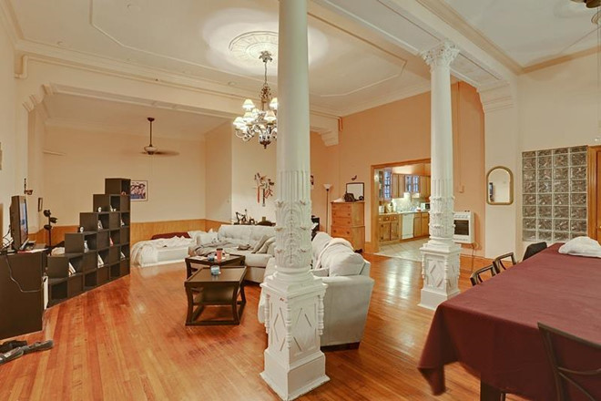 Các đường nét kiến trúc cổ điển, mang tính lịch sử có thể được tìm thấy khắp căn biệt thự, tạo nên dấu ấn riêng ngôi nhà này.