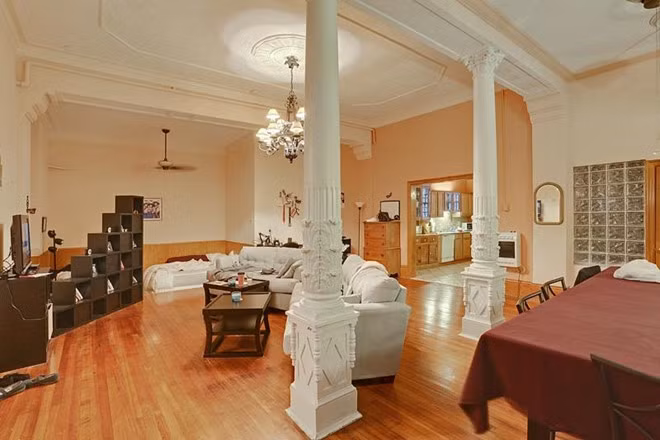 Các đường nét kiến trúc cổ điển, mang tính lịch sử có thể được tìm thấy khắp căn biệt thự, tạo nên dấu ấn riêng ngôi nhà này.