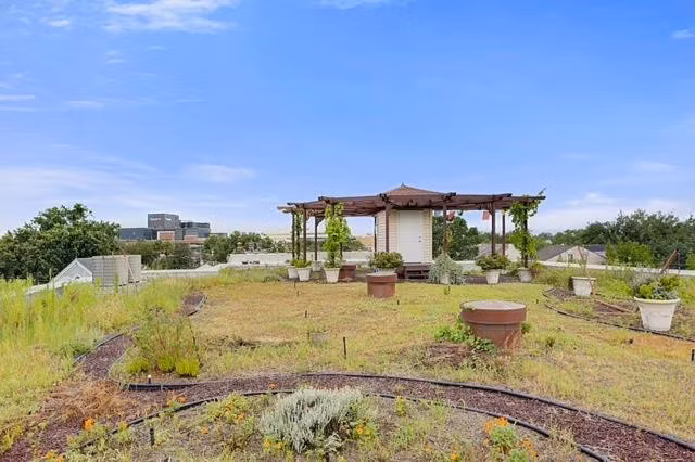 Vườn cây trên sân thượng là địa điểm lý tưởng cho việc tận hưởng phút giây thư thái cũng như ngắm nhìn cảnh sắc thành phố.