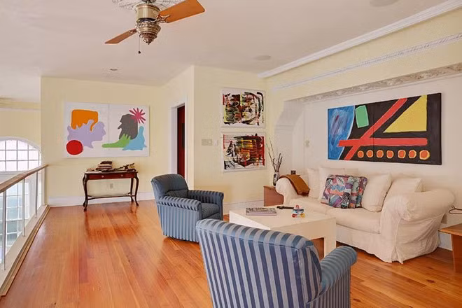 Căn gác lửng được tận dụng không gian, bài trí nội thất một cách tinh tế.