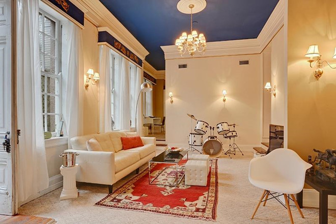 Một phòng khách nhỏ nhắn với vẻ đẹp trang nhã, nhẹ nhàng từ các bức tường màu kem và trần nhà màu xanh navy.