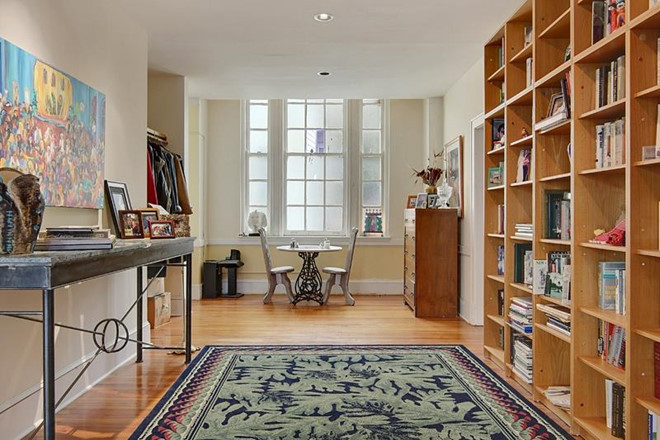 Không gian làm việc, thư viện được thiết kế nhỏ gọn, tinh tế, và mang phong cách tối giản.