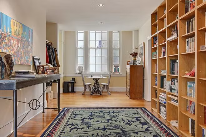 Không gian làm việc, thư viện được thiết kế nhỏ gọn, tinh tế, và mang phong cách tối giản.