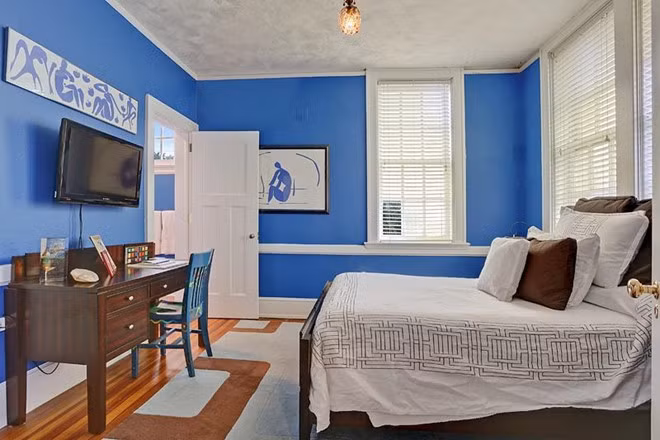 Các phòng ngủ phụ dành để đón tiếp khách đến chơi cũng được trang bị đầy đủ và mang màu sắc sặc sỡ, sinh động, bắt mắt.