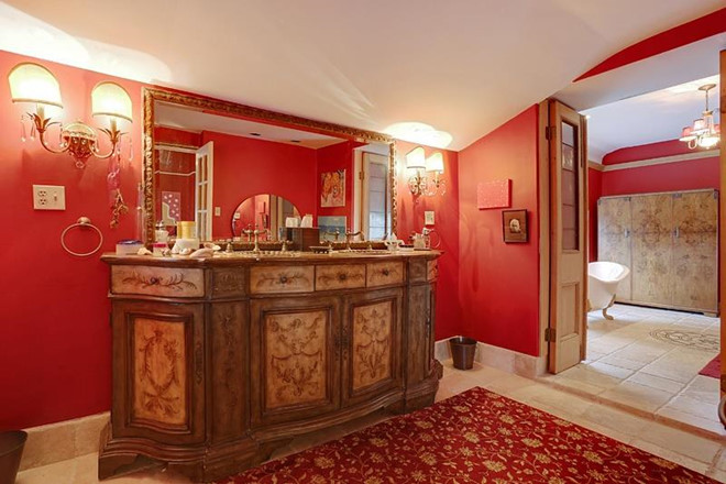 Cũng như phòng ngủ chính, phòng tắm chính mang tông màu đỏ chủ đạo, được chia thành nhiều khu vực tách biệt. Điểm nhấn ở đây là chiếc bàn trang điểm cầu kỳ rất thích hợp với những ngôi sao âm nhạc.