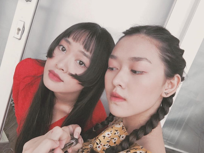 Á hậu Tường San và chị gái rất thân thiết. Trong mỗi bức ảnh chụp chung, họ được khen giống nhau. Tường San từng chia sẻ Khả Hân chính là người tạo cơ hội cho cô trở thành mẫu lookbook. 10X thường xuyên xuất hiện trong các bài tập, dự án của chị gái.