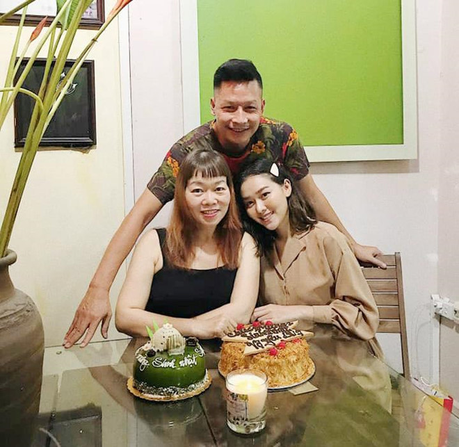 Cách đây không lâu, á hậu xinh đẹp cũng "khoe" ảnh tình cảm bên bố mẹ, nói lời cảm ơn chân thành. Cô viết: "Dù không hay thể hiện tình cảm cũng như luôn ỷ lại vào tình yêu thương của bố mẹ, nhưng con biết bố mẹ đã rất vất vả để đồng hành và ủng hộ con gái từ thuở bé đến giờ. Con cảm ơn bố mẹ đã luôn ở bên cạnh, giúp đỡ và sát cánh với con bất kỳ lúc nào con cần. Con cầu nguyện bố mẹ luôn bình an, khoẻ mạnh mãi mãi để ở với chúng con".