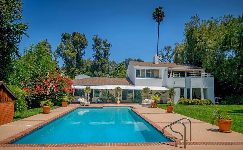 Ben trong biet thu hon 10 trieu USD cua ca si Adele