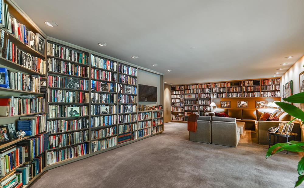 Thư viện bên trong biệt thự có thiết kế độc đáo, chứa khoảng 2.000 cuốn sách. Nơi đây có thể ngập tràn ánh sáng tự nhiên nhờ vào các giếng trời. Ảnh: Douglas Elliman.