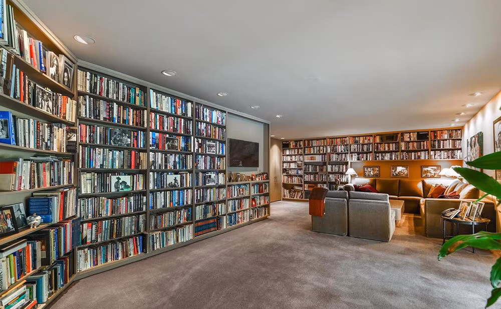 Thư viện bên trong biệt thự có thiết kế độc đáo, chứa khoảng 2.000 cuốn sách. Nơi đây có thể ngập tràn ánh sáng tự nhiên nhờ vào các giếng trời. Ảnh: Douglas Elliman.