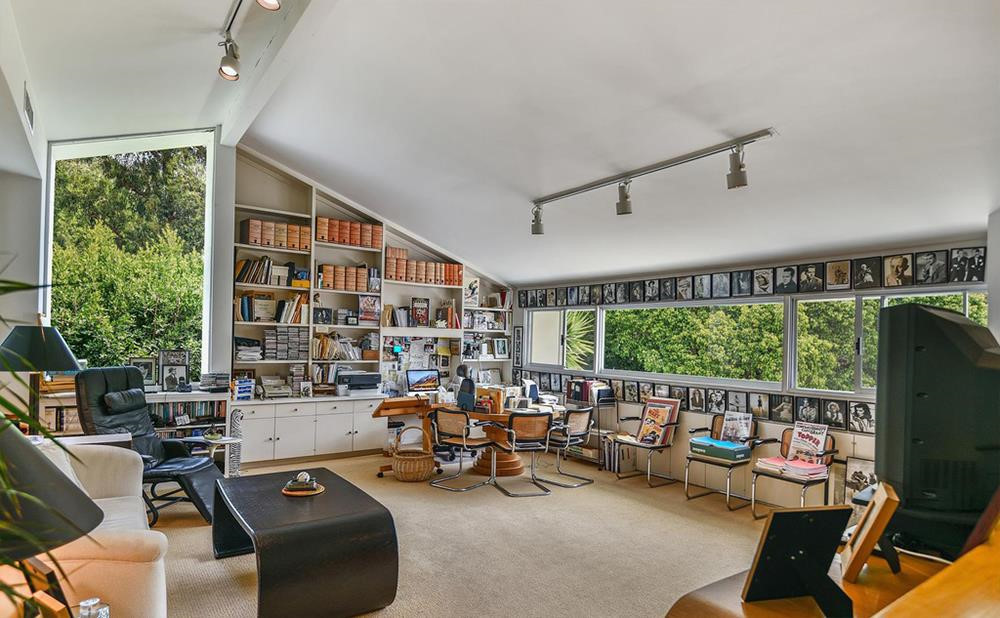 Những tiện ích khác trong biệt thự bao gồm studio nghệ thuật, phòng gym, và cả văn phòng làm việc. Ảnh: Douglas Elliman.