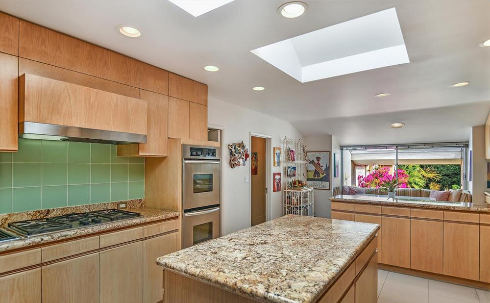 Nhà bếp với bàn đá granit, tủ gỗ cùng những trang thiết bị, công cụ bằng thép không gỉ. Ảnh: Douglas Elliman.