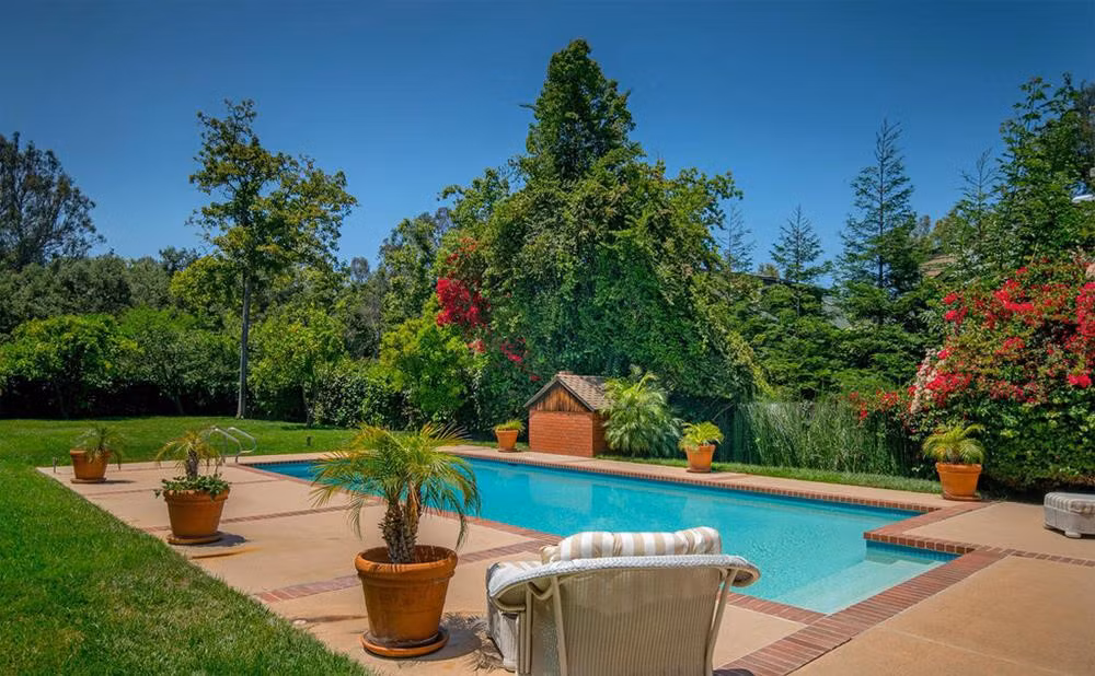 Bể bơi ngoài trời trong khuôn viên biệt thự. Ảnh: Douglas Elliman.