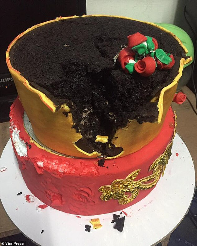 Phat hien banh cuoi la do gia, co dau khoc nuc no-Hinh-2