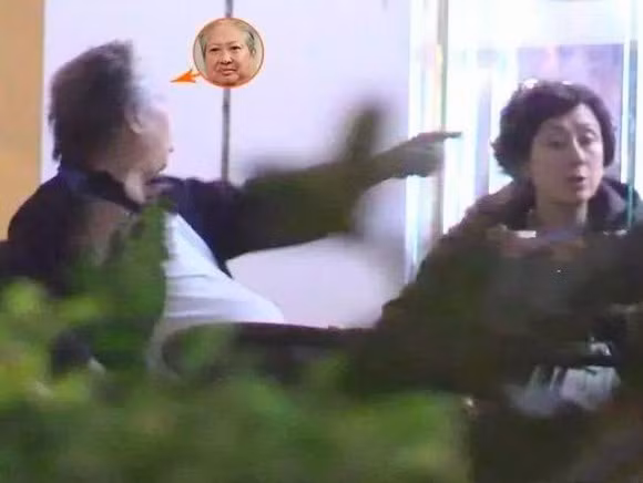 Hong Kim Bao noi nong, chi tay quat mang vo giua nha hang