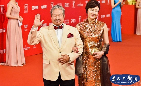 Hong Kim Bao noi nong, chi tay quat mang vo giua nha hang-Hinh-2