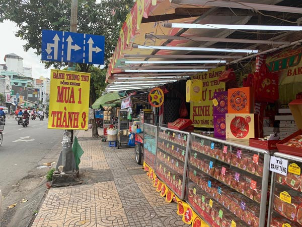 Chua toi Tet Trung thu, nhieu tiem banh da dai ha gia-Hinh-3