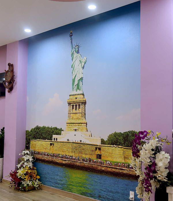 Điều đặc biệt trong nhà Hồng Tơ chính là gam màu tím. Anh không chọn những gam màu thanh lịch, sang trọng như những nghệ sỹ khác trong showbiz mà lại chọn tone tím. Bởi, đây là gam màu mà vợ anh thích nên… làm thôi. Trên tường còn đặc biệt thiết kế tượng nữ thần tự do vì nhìn vào đó anh sẽ nhớ tới những người thân yêu đang sống bên Mỹ.