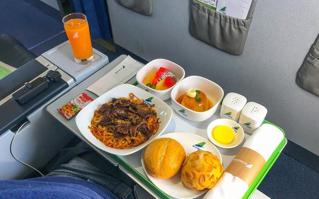 Ban suat an tren may bay: Nganh kinh doanh thu hang ty dong/ngay