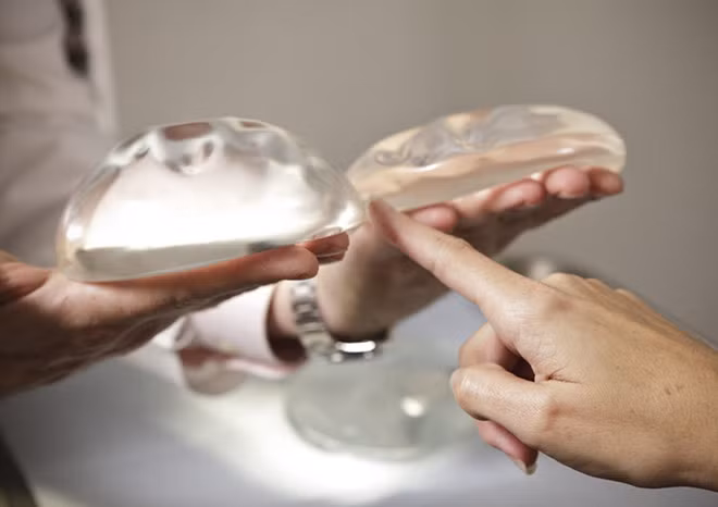 Nhung chuyen bi hai mang ten tui nguc silicone-Hinh-2