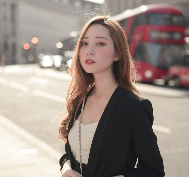 Cô gái Hà Nội đã có người yêu, "nửa kia" của cô cũng đang du học tại Anh. Đôi trẻ đã có 3 năm hẹn hò và thường đăng tải những khoảnh khắc hạnh phúc kèm lời có cánh về nhau trên trang cá nhân.