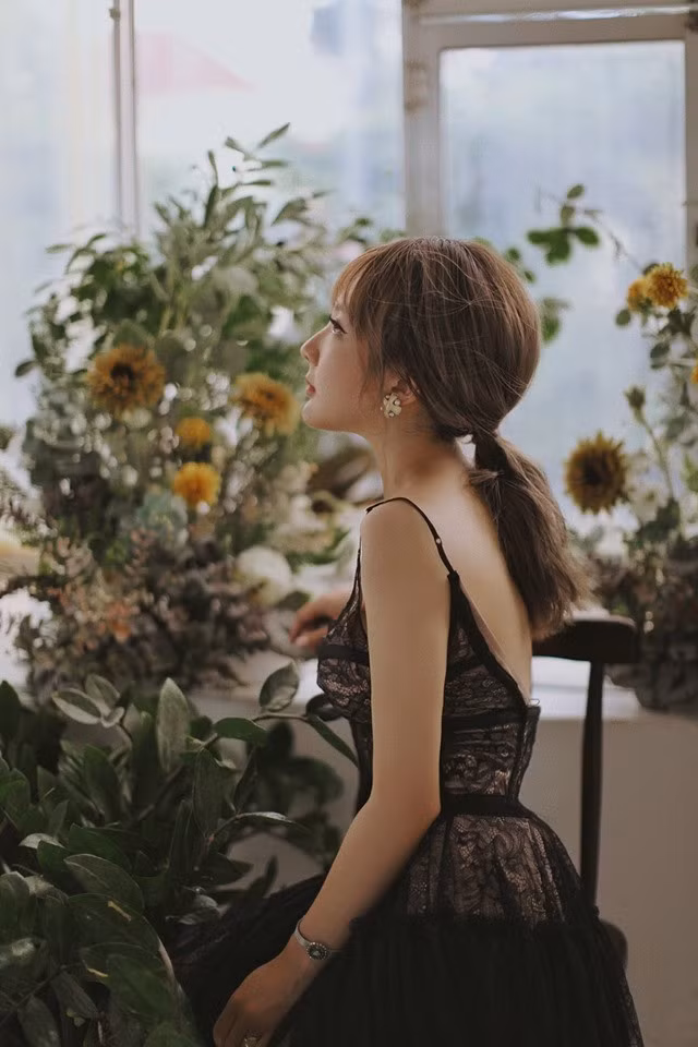 Ngoài sở hữu chuỗi homestay có tiếng tại Hà Nội, cô còn làm việc cho một công ty truyền thông.