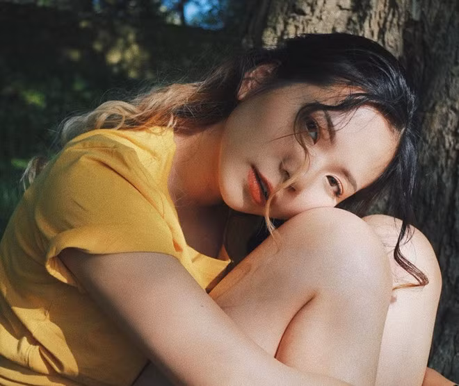 Trước khi sang Anh học, Nguyễn Thu Trang (sinh năm 2000) là học sinh trường THPT Phan Đình Phùng (Hà Nội). Hiện 10X là sinh viên năm nhất tại trường Coventry.