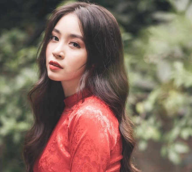 Nguyễn Huỳnh Diệu Linh nổi tiếng trên mạng nhờ nhan sắc xinh đẹp, ngoại hình sáng và chiều cao nổi bật 1,70 m. Hiện nữ sinh 10X đang theo học chuyên ngành về Tài chính và Kinh doanh tại trường Mander Portman Woodward.