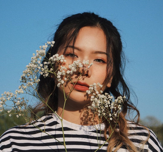 Những video của cô thu hút nhờ cách trang điểm đẹp mắt và những mẹo hay về làm đẹp. Nữ sinh du học Anh theo đuổi phong cách cá tính, gợi cảm và sở hữu nhan sắc không kém hot girl.