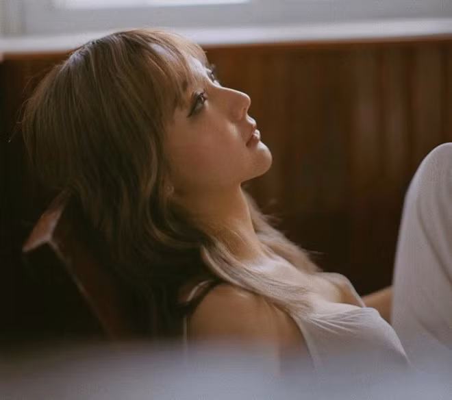 Sở hữu đủ combo “xinh đẹp, học giỏi, tài năng”, hot girl Hà thành được nhiều bạn trẻ ngưỡng mộ. Kiều Trang thích đi du lịch và cũng có niềm đam mê với nghệ thuật.