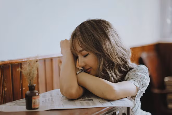 Kiều Trang từng gây chú ý trong cộng đồng du học sinh Việt Nam với nhan sắc xinh đẹp và thành tích học tập ấn tượng. Sau khi tốt nghiệp bằng Cử nhân ở Học viện Báo chí và Tuyên truyền, cô sang Anh du học ngành Quản trị khách sạn tại trường Đại học Birmingham bậc thạc sĩ.