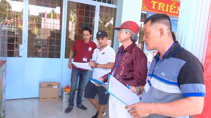 Ông Nguyễn Thanh Liêm - Trưởng Phòng Văn hóa thông tin TP Sa Đéc, Trưởng Ban tổ chức giải - cho biết dựa vào các tiêu chí, như: đầu, mắt, mỏ, chân to, tròn, ngực ưỡn, đuôi xòe, lông mượt,… ban tổ chức trao các giải nhất, nhì, ba và khuyến khích cho từng thể loại dự thi.