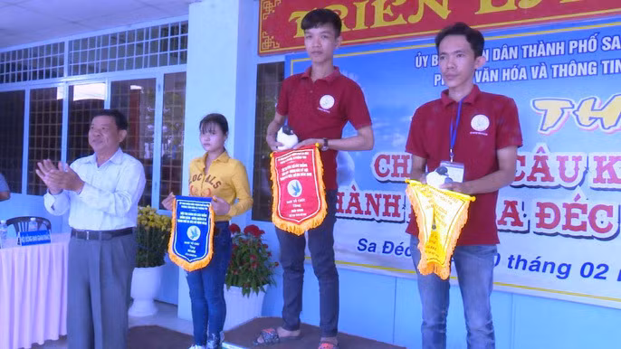 Ban tổ chức trao giải cho các nghệ nhân có chim bồ câu đạt giải.