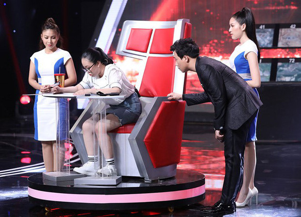 Co gai 17 tuoi ghi nho 100 anh chup tu ve tinh trong 21 phut