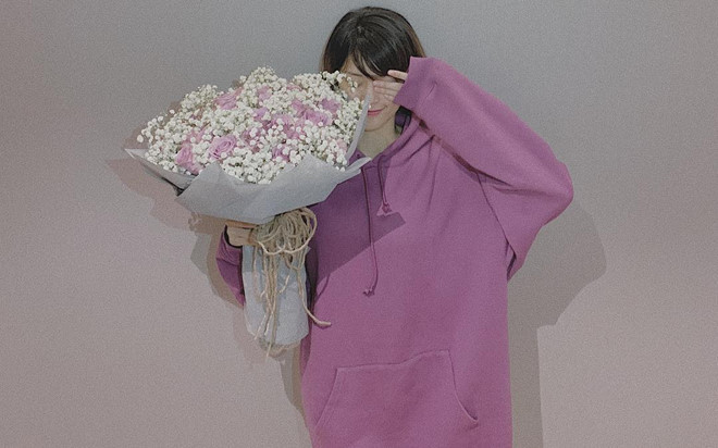 Hạ Vi được bạn trai tặng một bó rực rỡ trong ngày Valentine. Ảnh: Instagram