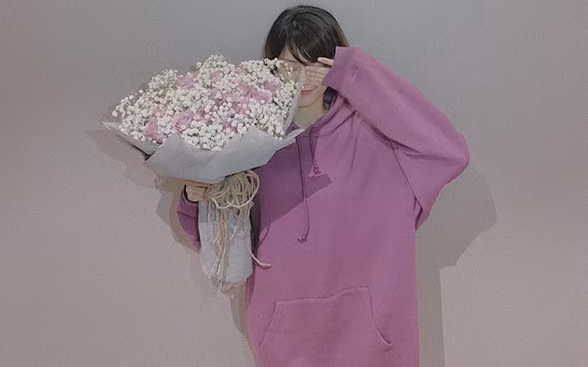 Hạ Vi được bạn trai tặng một bó rực rỡ trong ngày Valentine. Ảnh: Instagram