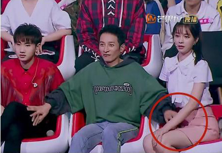 Lý Duy Gia bị chỉ trích sàm sỡ Thẩm Mộng Thần: Trong show truyền hình Tôi muốn hát cùng bạn, nam MC Lý Duy Gia khi nghe khách mời đến chương trình là nữ ca sĩ nổi tiếng Mạc Văn Úy, vì quá phấn khích nên đã đặt tay sang hai người đồng nghiệp bên cạnh là Uông Tô Lang và Thẩm Mộng Thần. Tuy nhiên, do Thẩm Mộng Thần ngồi nghiêng một bên nên MC họ Lý đã vô tình đặt tay lên đùi người đẹp. Mặc dù chỉ là hành động vô ý, song nam MC cũng hứng chịu chỉ trích của người hâm mộ.