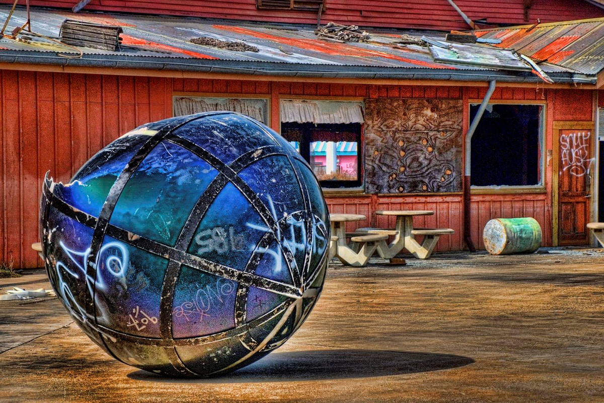 Hiện nay, công viên bỏ hoang trở thành mục tiêu lớn cho ai ưa khám phá, thậm chí cả kẻ cắp. Họ sẽ lẻn vào trong, chụp ảnh và lấy những mảnh vỡ của khu trò chơi làm "quà lưu niệm". Ảnh: Flickr.vn.