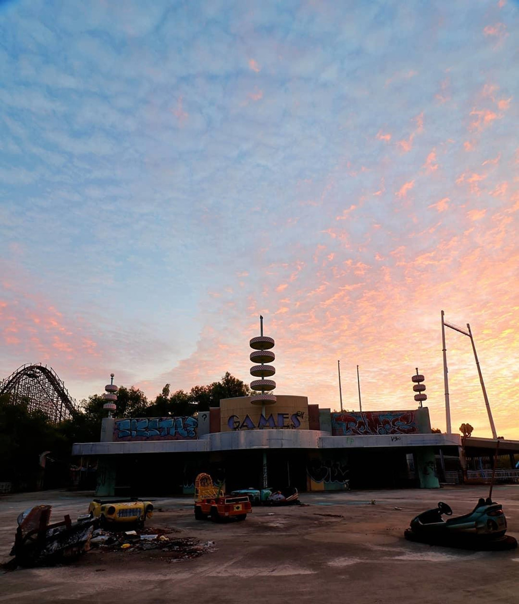 Sau một số kế hoạch thất bại trong việc tái phát triển khu vực này, Six Flags đã buộc phải bỏ hợp đồng thuê và tài sản đã được thành phố tiếp quản vào năm 2009. Kể từ đó, nhiều nỗ lực mở lại nơi đây như một công viên hoặc trung tâm mua sắm đã được đề ra nhưng sớm bị hủy bỏ vì nhiều lý do. Ảnh: Thrillzone, Shotbystevn.