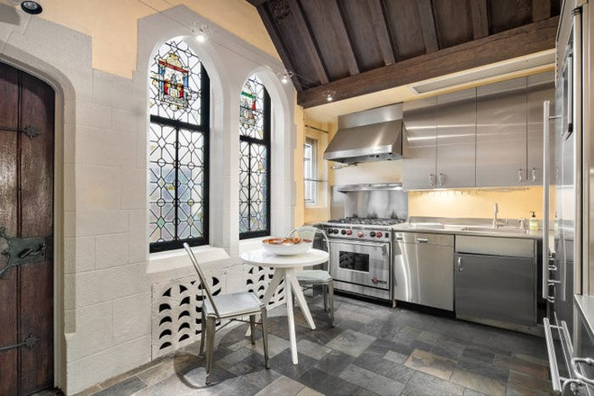 Nhà bếp nhỏ nhắn được bài trí gọn gàng vào một góc của căn hộ. Các trang thiết bị nấu nướng hiện đại được tích hợp vào chiếc tủ thép cỡ lớn.