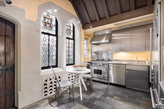 Nhà bếp nhỏ nhắn được bài trí gọn gàng vào một góc của căn hộ. Các trang thiết bị nấu nướng hiện đại được tích hợp vào chiếc tủ thép cỡ lớn.